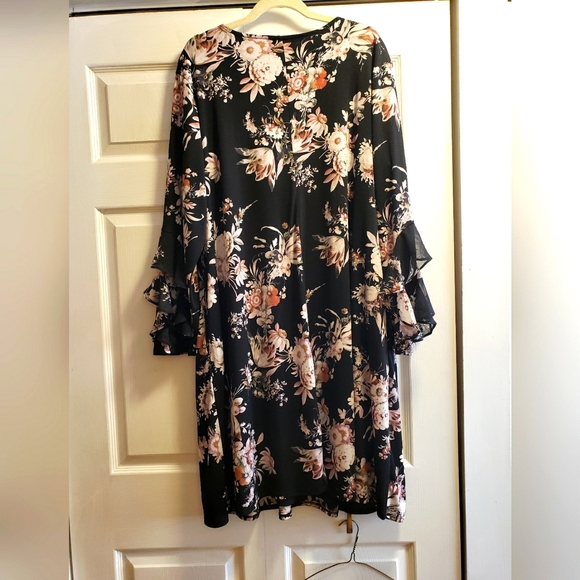 Beautiful Ladies dress - Picture 2 of 7